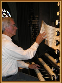 Achter het orgel