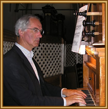 Harm Jansen achter het oude, kleine, orgel in Hattem